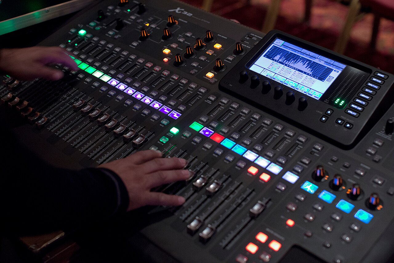 Цифровой микшер Behringer X32 Compact